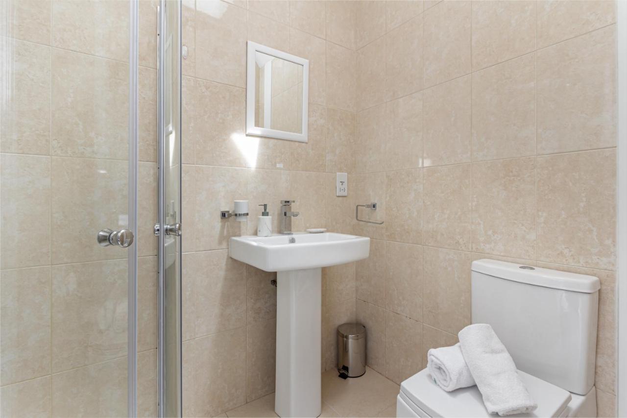 Guest Homes - Trinity Apartment Вустер Екстер'єр фото
